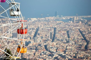 Tibidabo eğlence parkında Talaia cazibesi. Barselona, Katalonya. İspanya