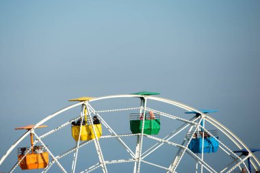 Tibidabo eğlence parkında Talaia cazibesi. Barselona, Katalonya. İspanya