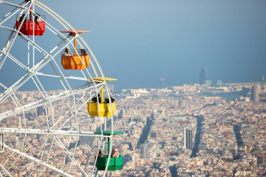 Tibidabo eğlence parkında Talaia cazibesi. Barselona, Katalonya. İspanya