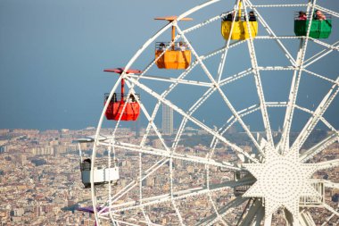 Tibidabo eğlence parkında Talaia cazibesi. Barselona, Katalonya. İspanya