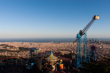 Tibidabo eğlence parkı ve Barselona manzarası. Katalonya, İspanya