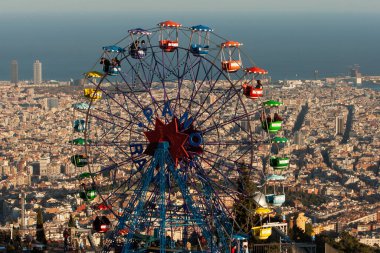 Barcelona 'daki Tibidabo eğlence parkında, Giradabo adında büyük bir tekerlek. Katalonya, İspanya