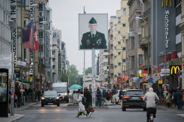 Amerikan askerinin portresi Jeff Harper kontrol noktası Charlie, Berlin, Almanya