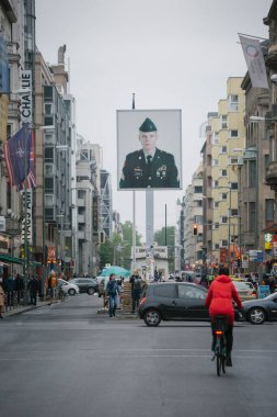 Amerikan askerinin portresi Jeff Harper kontrol noktası Charlie, Berlin, Almanya