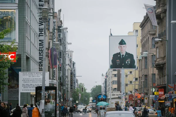 Amerikan askerinin portresi Jeff Harper kontrol noktası Charlie, Berlin, Almanya