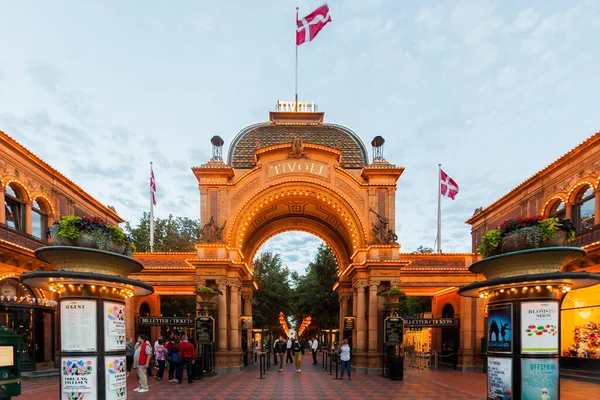 Tivoli eğlence parkının ana girişi. Kopenhag, Danimarka