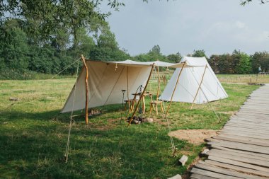 Vikingcenter, Ribe, Danimarka 'da el yapımı çadırlar.