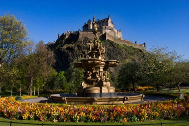 Edinburgh 'un şatosunun Edinburgh' daki Princes Sokak Bahçeleri 'nden görünüşü. Birleşik Krallık