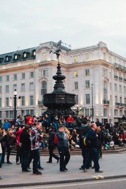 Londra 'daki Picadilly sirkinde Eros heykeli