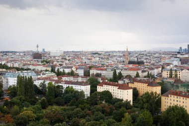 Viyana, Avusturya -11 Ağustos 2012 - Viyana manzarası Prater lunaparkındaki dev bir tekerlekten