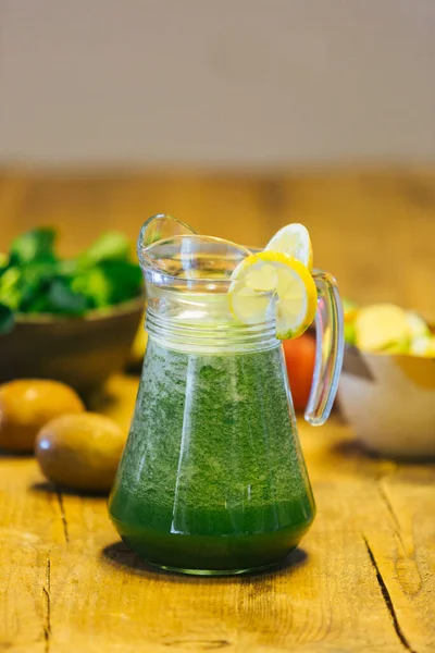 Kaltpresssaft Aus Spinat Einem Glas Umgeben Von Den Verwendeten Zutaten — Stockfoto