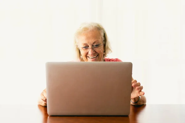 Старша Жінка Використовує Ноутбук Онлайн Розмову — стокове фото