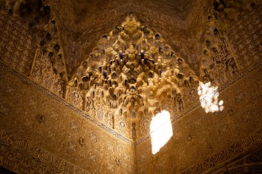 Granada, İspanya -22 Ağustos 2020 - Alhambra 'daki dekoratif duvarların ve tavanın ayrıntıları