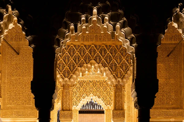 Granada Spain Aug 202020 Деталь Пишних Стін Стелі Альгамбрі Подвір — стокове фото