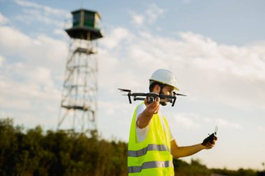 Drone operatörü Kırsal bir Ayarda Drone kullanıyor