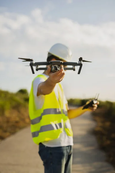 Opérateur Drones Pilotant Drone Milieu Rural — Photo
