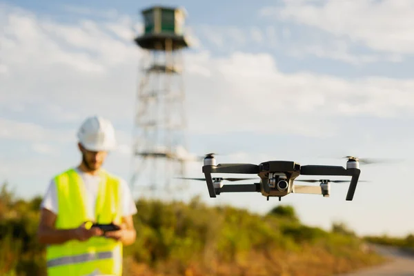 Drone operatörü Kırsal bir Ayarda Drone kullanıyor