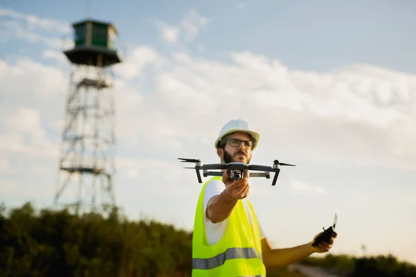 Drone operatörü Kırsal bir Ayarda Drone kullanıyor