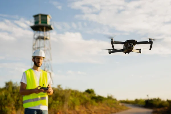 Drone operatörü Kırsal bir Ayarda Drone kullanıyor