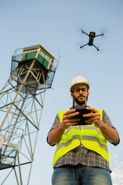 Drone operatörü Kırsal bir Ayarda Drone kullanıyor