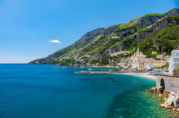 Amalfi, İtalya. 27 Mayıs 2020. Amalfi Sahil Yolu 'ndan Amalfi' nin görüntüsü.
