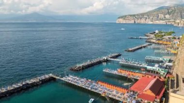 Sorrento, İtalya. 17 Temmuz 2020. Sorrento sahillerine Piazza della Vittoria 'nın gözünden bakın. Uzakta, Napoli Körfezi ve Vezüv Dağı..
