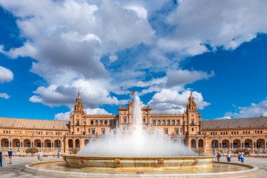 Sevilla, İspanya. 15 Ekim 2019. Sevilla 'nın Gerçek Maestranza de Caballera' sının iç avlusunda harika bir tarihi çeşme var..