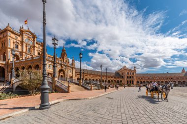 Sevilla, İspanya. 15 Ekim 2019. Sevilla 'nın Gerçek Maestranza de Caballera' sının iç avlusunda harika bir tarihi çeşme var..