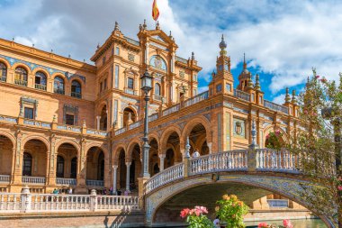 Sevilla, İspanya. 15 Ekim 2019. Sevilla 'nın Gerçek Maestranza de Caballera' sının iç avlusunda harika bir tarihi çeşme var..