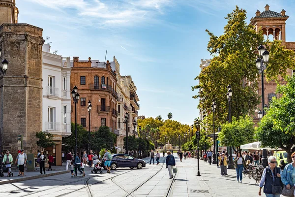 Sevilla Španělsko Října2020 Avenida Constitucion Křižovaná Tramvají Mnoho Lidí Ulici — Stock fotografie