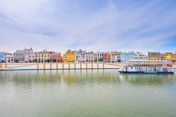 Sevilla Španělsko Října2019 Pohled Barevné Domy Calle Betis Břehu Řeky — Stock fotografie