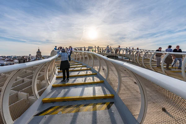 Sevilla, İspanya. 15 Ekim 2019. Metropol Şemsiyesi 'nden Panten de los Sevillanos Illustration' un Kubbesi 'nin ve Divino Salvador Kilisesi' nin manzarası.