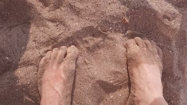 Πόδια Του Καυκάσιου Λευκού Άνδρα Παίζει Την Καυτή Άμμο Στην — Αρχείο Βίντεο