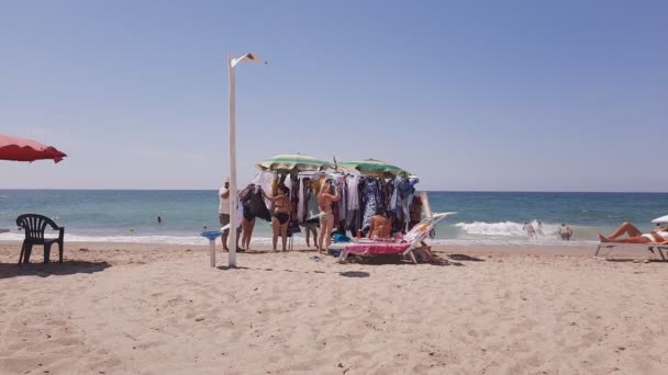 Pontecagnano Italia Agosto 2020 Sulla Spiaggia Venditore Vestiti Ferma Con — Video Stock