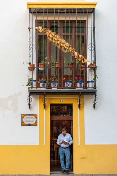 Siviglia Spagna Ottobre 2020 Uomo Mezza Età Con Telefono Cellulare — Foto Stock