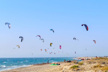Lefkada Adası, Yunanistan. 20 Ağustos 2011. Milos Plajı 'nda rüzgarlı bir günde Uçurtma Sörfü ve Rüzgâr Sörfü yapan insanlar.