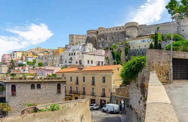 Gaeta, İtalya. Angevin-Aragonese Kalesi 'nin olduğu eski kasabanın genel manzarası..