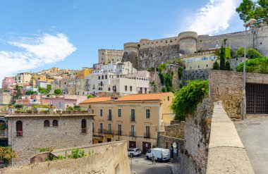 Gaeta, İtalya. Angevin-Aragonese Kalesi 'nin olduğu eski kasabanın genel manzarası..