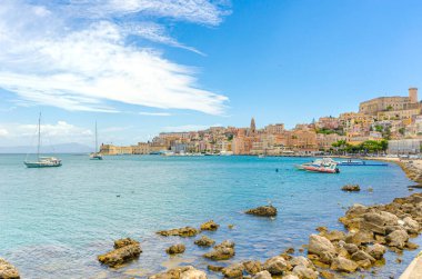 Gaeta, İtalya. Güney Lazio, İtalya 'daki güzel Gaeta körfezi. Gaeta Körfezi 'nde kayalar ve tekneler.