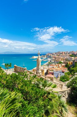 Gaeta, İtalya. 12 Ağustos 2017. San Francesco Kilisesi 'nden Gaeta manzarası. Merdiven ve Din Heykeli.
