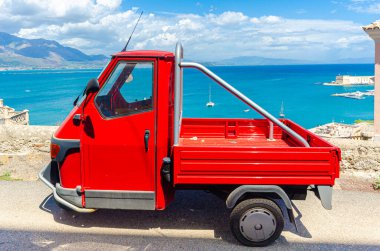Gaeta, İtalya. 12 Ağustos 2017. Gaeta 'da manzaralı bir yolda park etmiş kırmızı bir Piaggio Ape..