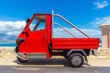 Gaeta, İtalya. 12 Ağustos 2017. Gaeta 'da manzaralı bir yolda park etmiş kırmızı bir Piaggio Ape..