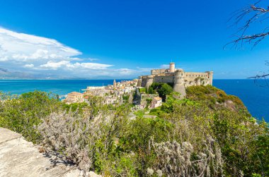 Gaeta, İtalya. Orlando Dağı 'ndan eski güzel kasaba ve Gaeta Kalesi' nin manzarası..