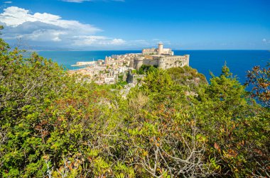 Gaeta, İtalya. Eski kasaba ve Gaeta Kalesi 'nin bir yaz günü Orlando Dağı manzarası..