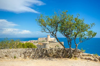 Gaeta, İtalya. Eski kasabayı ve orlando dağından antik kalesini bir yaz günü görmek.