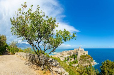 Gaeta, İtalya. Eski kasabayı ve orlando dağından antik kalesini bir yaz günü görmek.