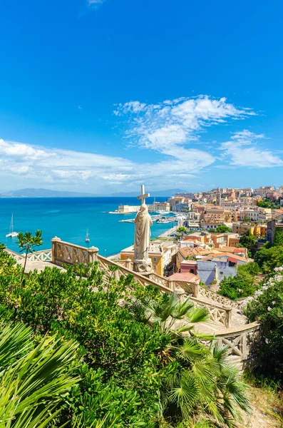 Gaeta, İtalya. 12 Ağustos 2017. San Francesco Kilisesi 'nden Gaeta manzarası. Merdiven ve Din Heykeli.