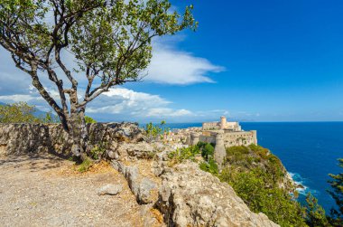 Gaeta, İtalya. Orlando Dağı 'ndan eski güzel kasaba ve Gaeta Kalesi' nin manzarası..