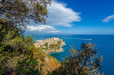 Gaeta, İtalya. Eski kasabayı ve orlando dağından antik kalesini bir yaz günü görmek.