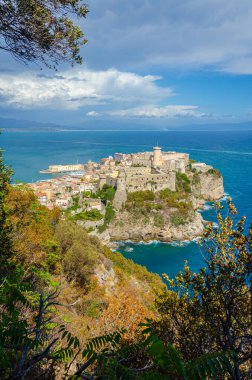 Gaeta, İtalya. Eski kasabayı ve orlando dağından antik kalesini bir yaz günü görmek.